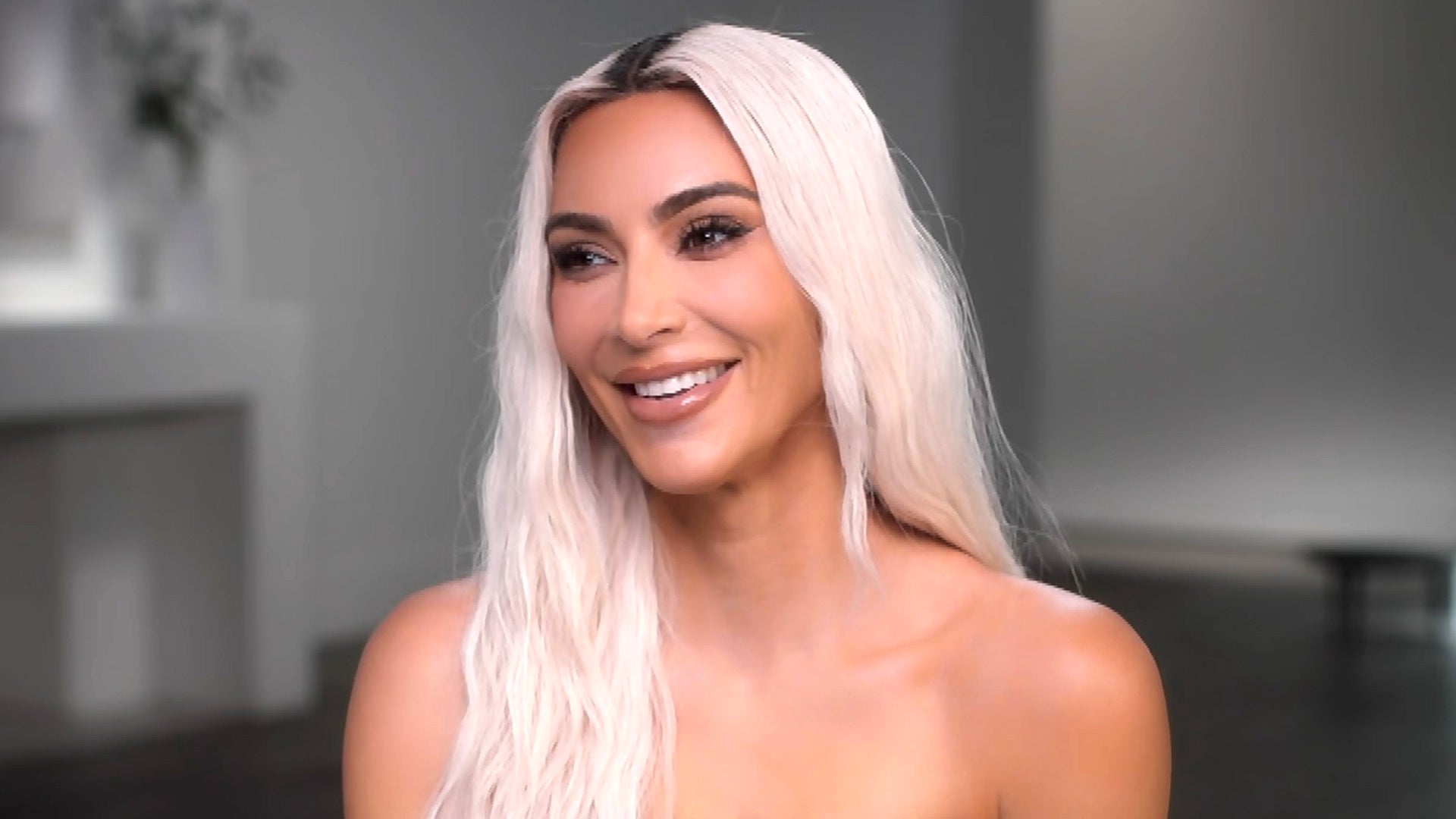 Kim Kardashian Debuts Platinum Blonde Hair | Entertainment Tonight